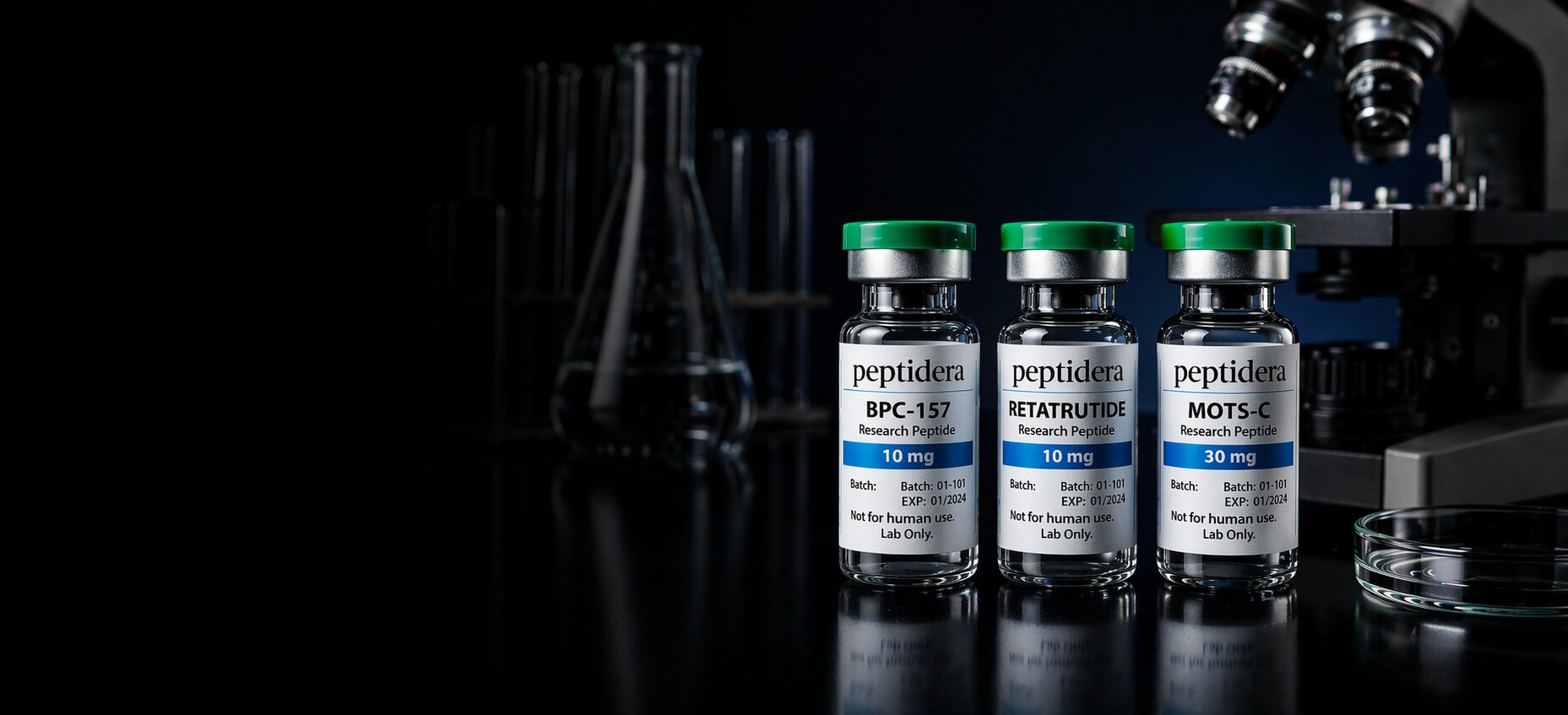 Laboratorium-geteste research peptides in glazen vials (BPC-157, Retatrutide, MOTS-C) op een donkere laboratoriumachtergrond